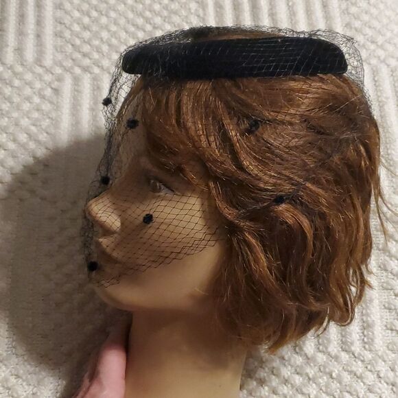 1960s Black Velvet Ring Open Top Net Hat - Picture 3 of 6